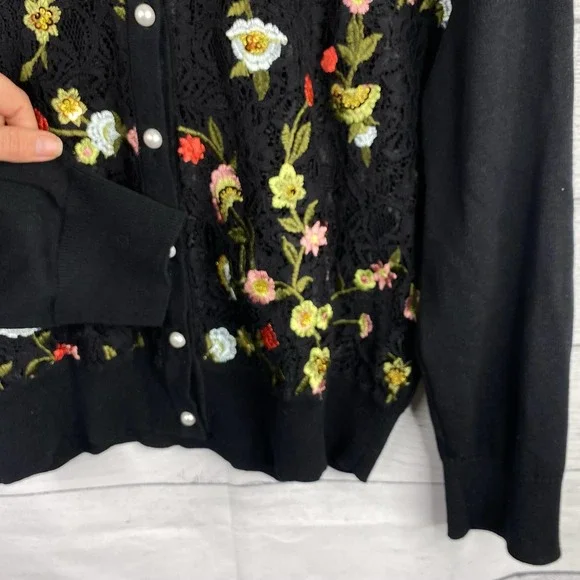 Karl Lagerfeld Lace Embroidered Pearl Button Up Cardigan Sweater Size Large - Picture 8 of 9